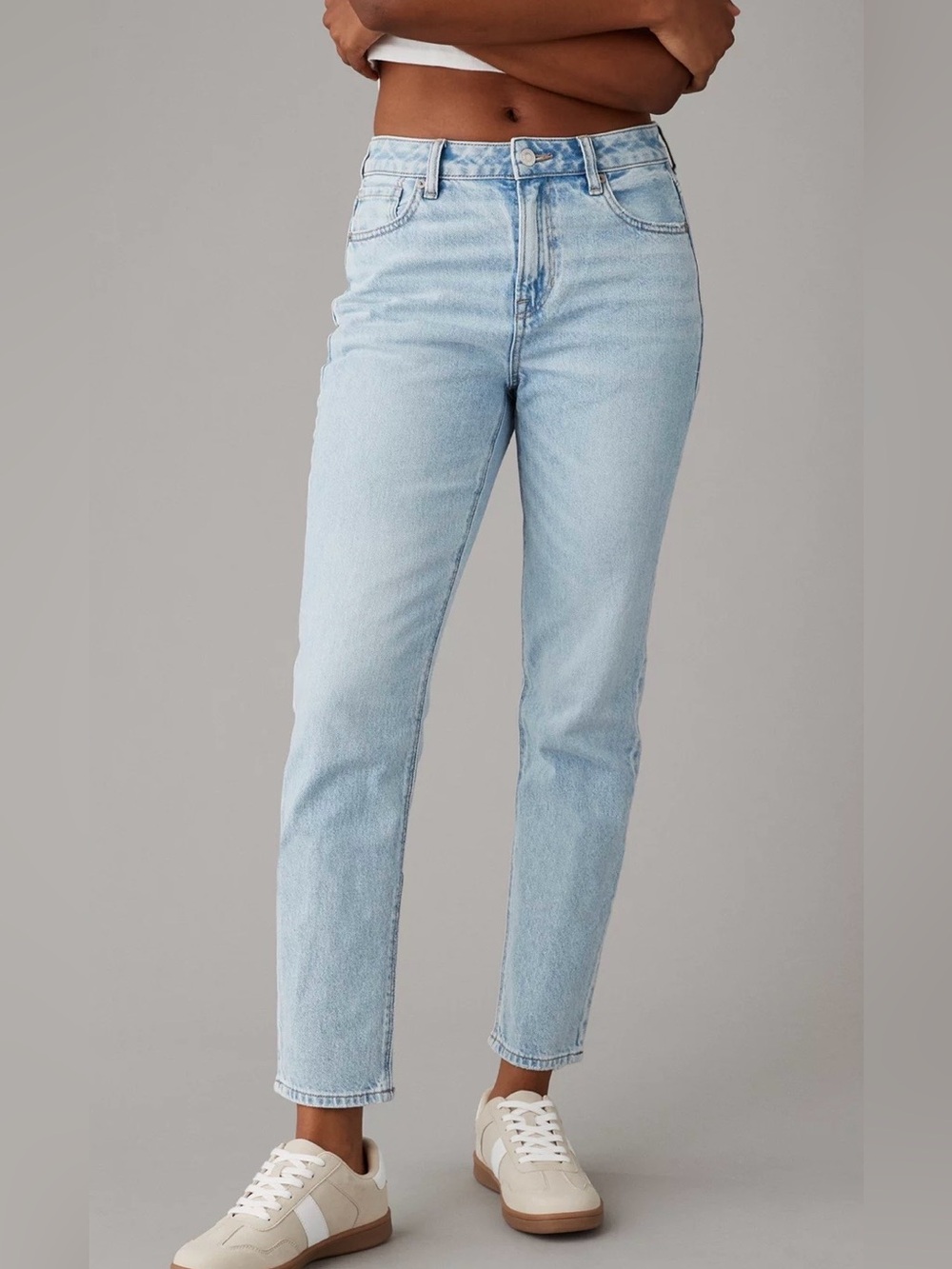 American Eagle Outfitters Light Wash Strigid Mom Jeans
